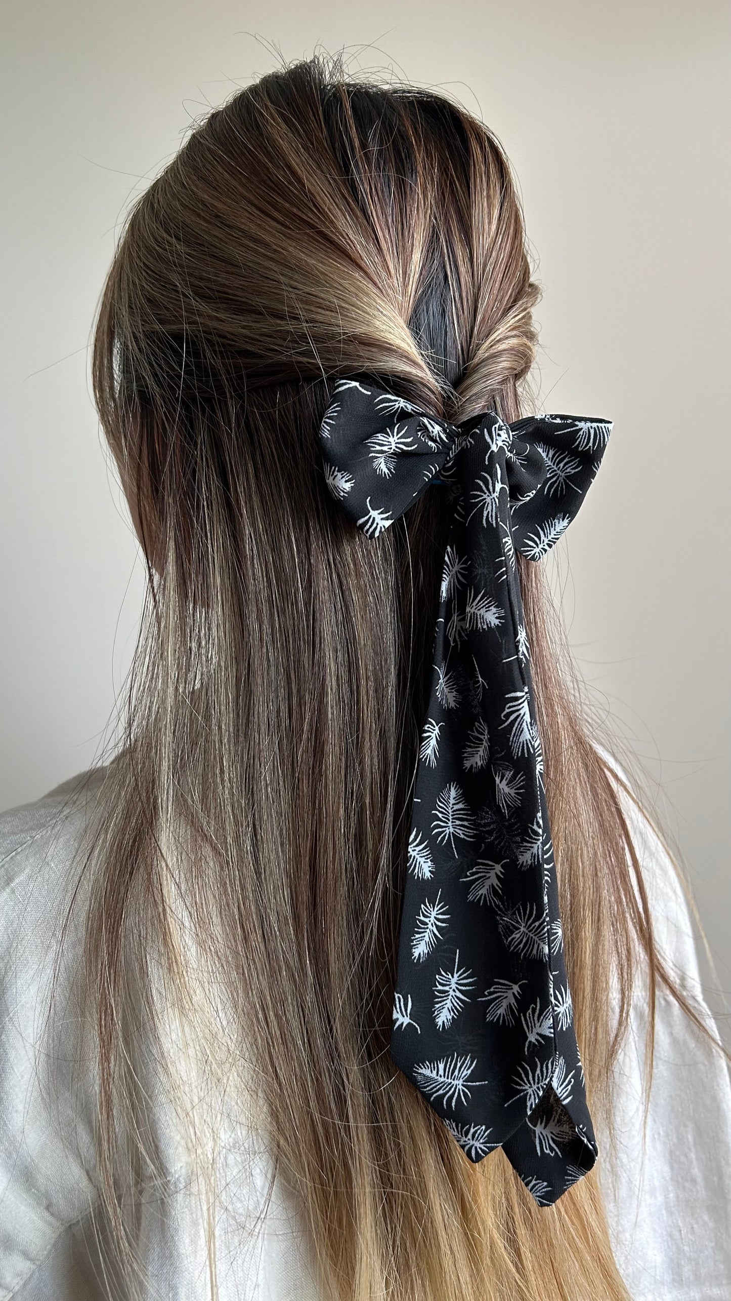 Black & White Feather Skinny Scarf